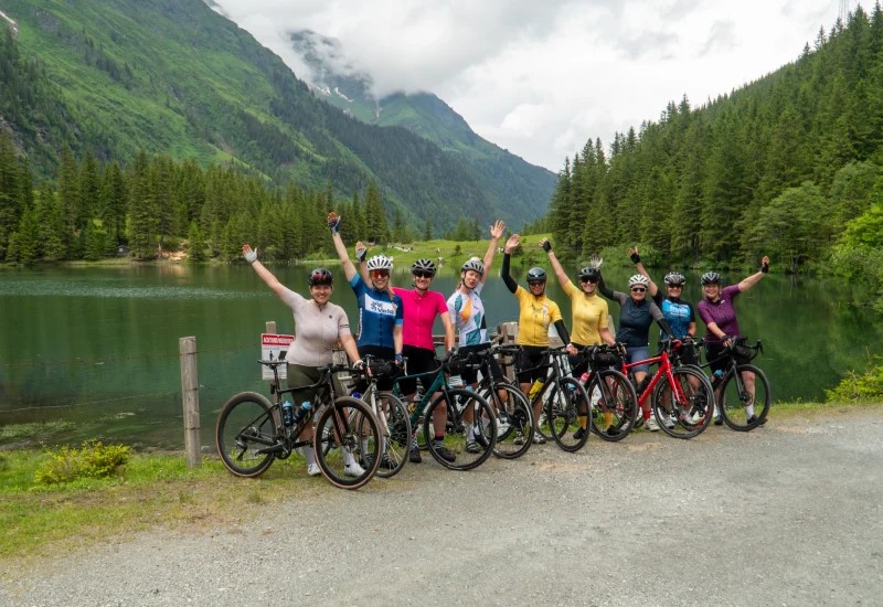 Fietsvrouwen groepsfoto bij Hintersee in Oostenrijk