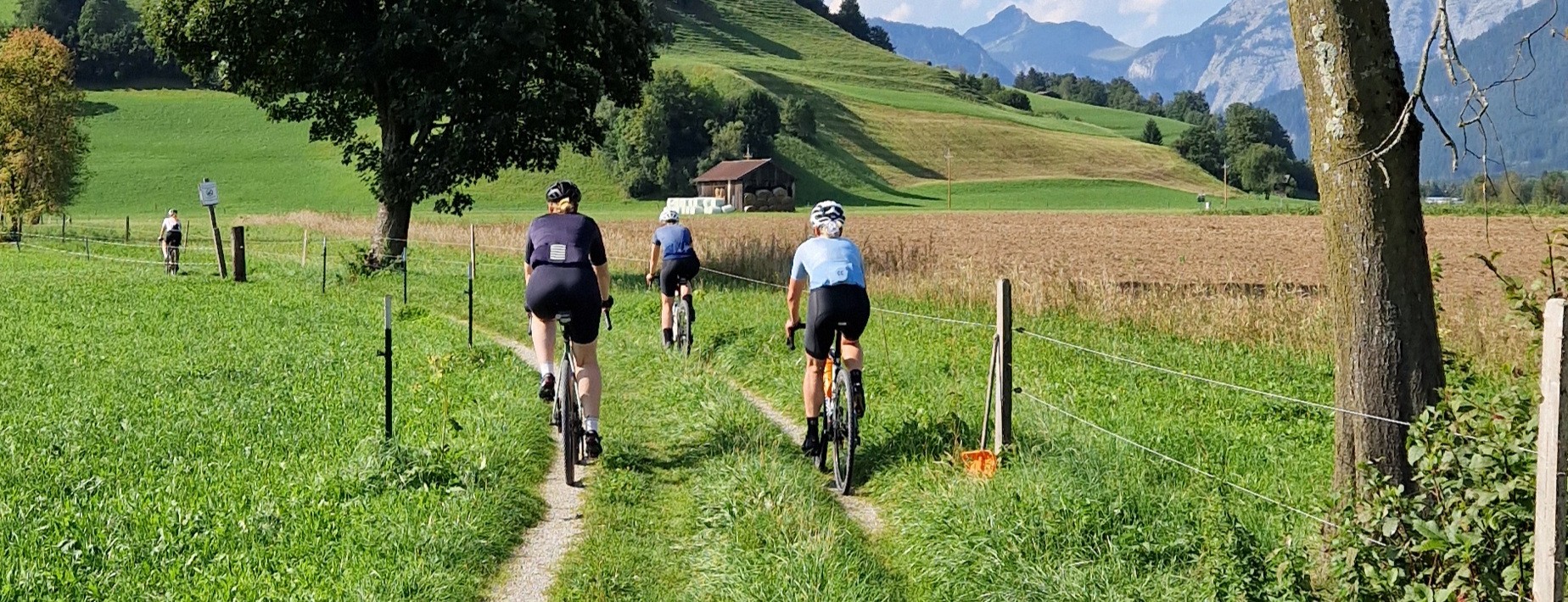 Fietsvrouwen door de valei bij Saalfelden
