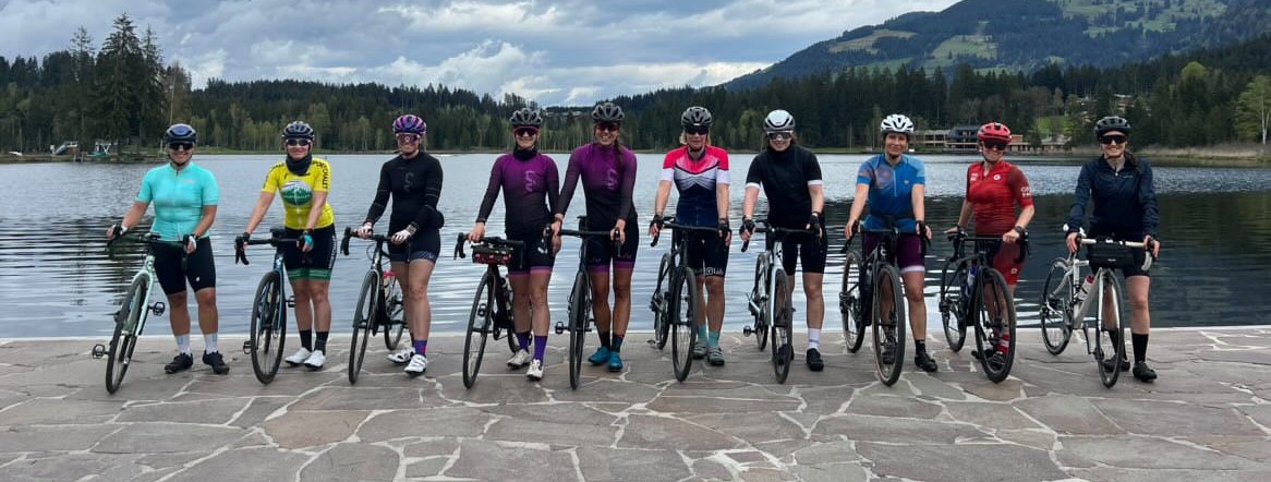 Fietsvrouwen groepsfoto bij het water